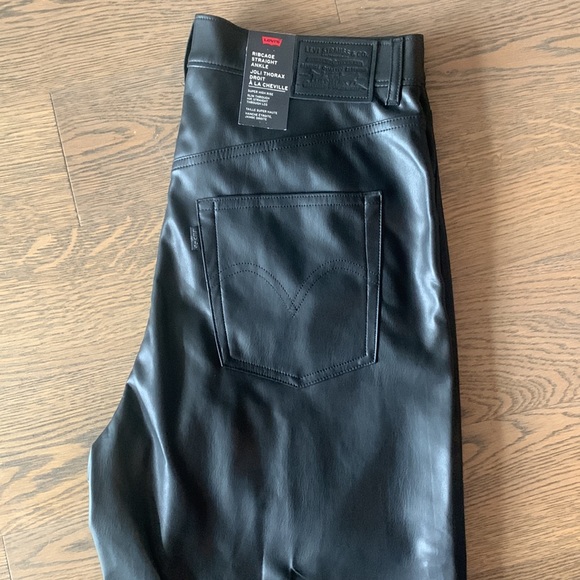 Levi’s rib cage straight ankle leather pleather pant - Picture 7 of 8